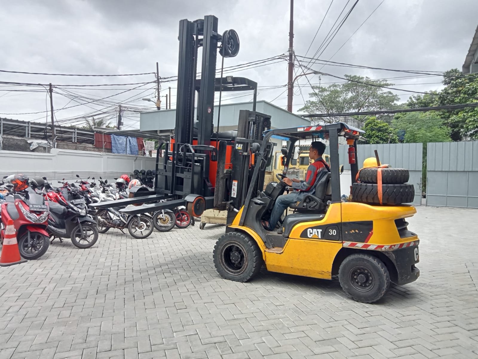 Hubungi 089518150150 Sewa Forklift Cilandak Jakarta Selatan