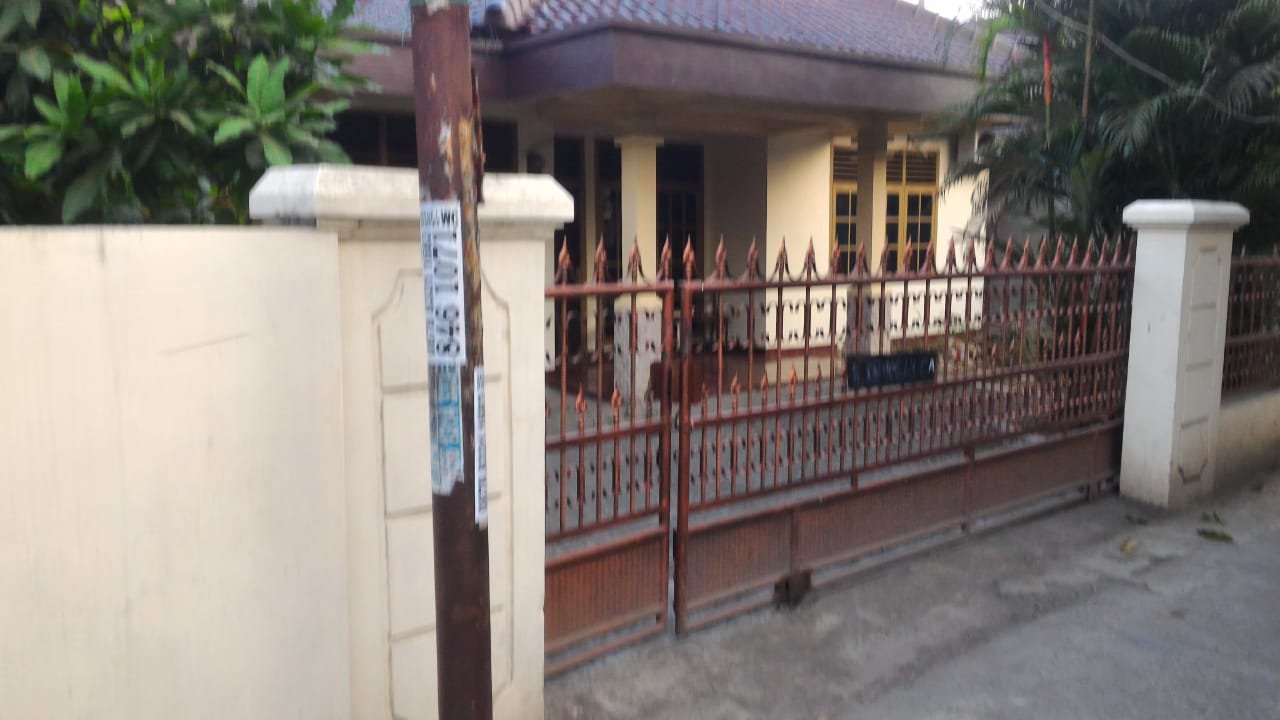 Di jual 1 Unit rumah, dan tanah kosong (1 hamparan) Lokasi j