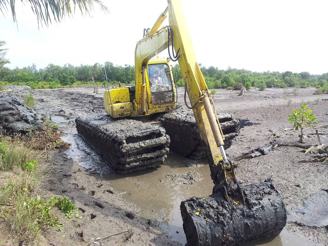 amphibious excavator swamp beko