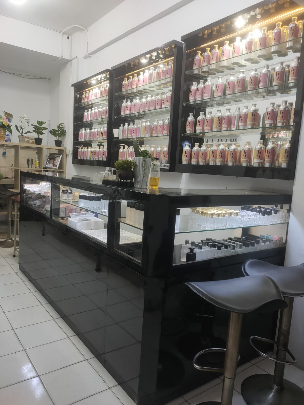 Etalase / meja showcase, kursi dan botol parfum