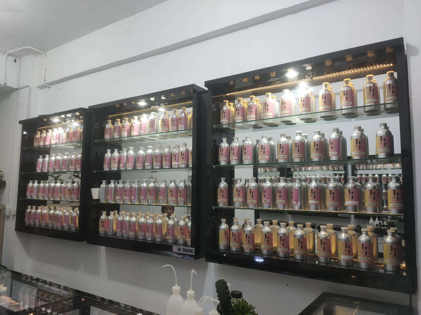 Etalase / meja showcase, kursi dan botol parfum