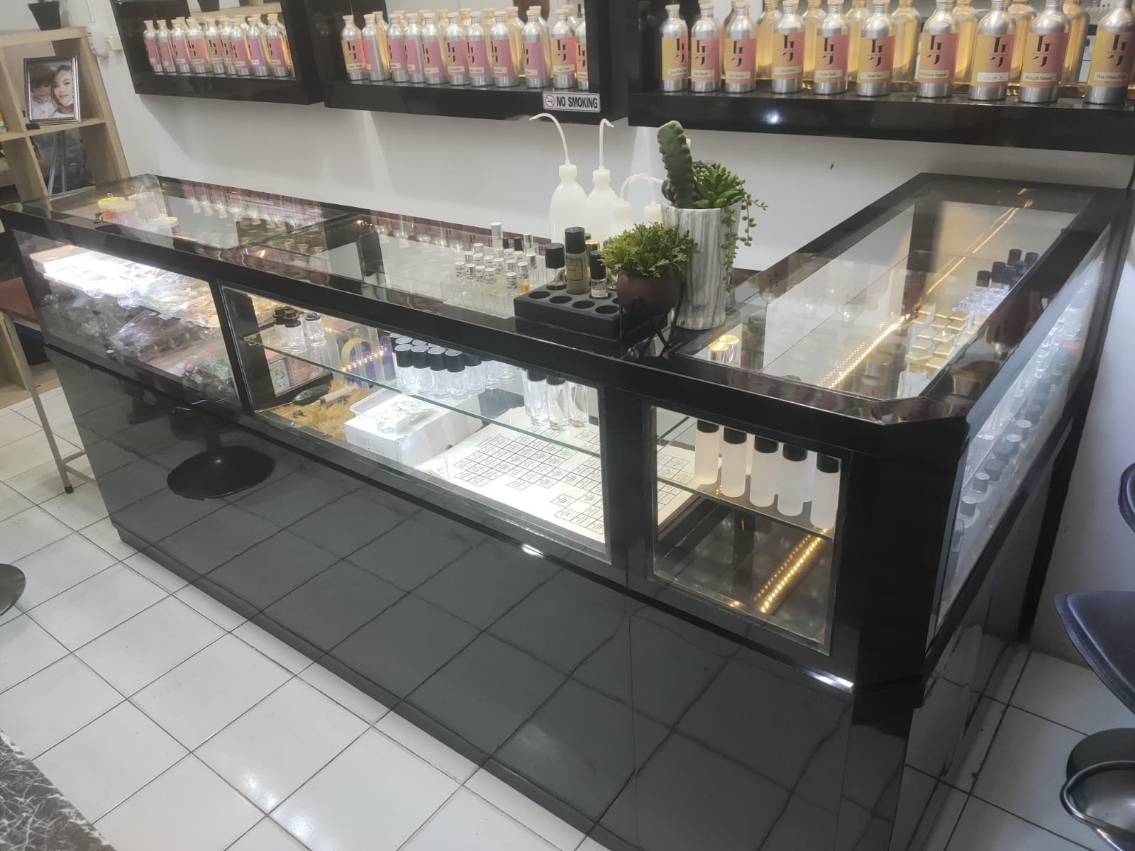 Etalase / meja showcase, kursi dan botol parfum