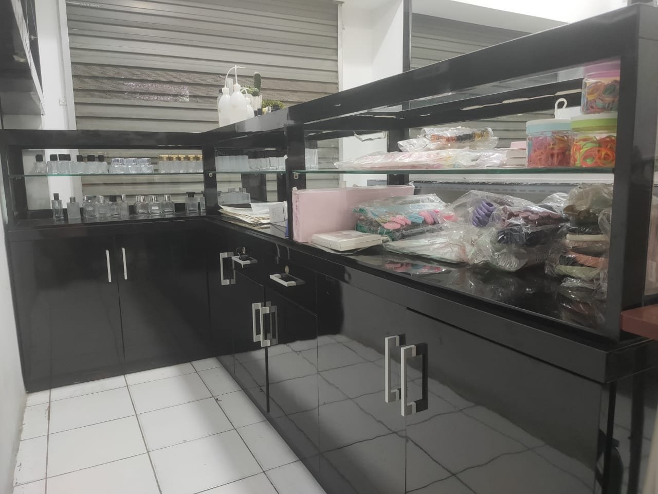 Etalase / meja showcase, kursi dan botol parfum