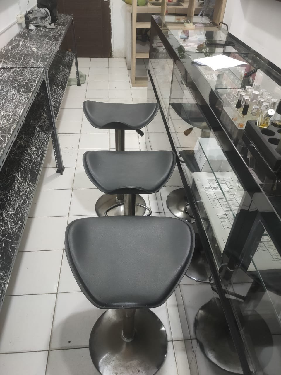 Etalase / meja showcase, kursi dan botol parfum