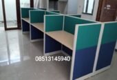 partisi kantor meja dan ruangan
