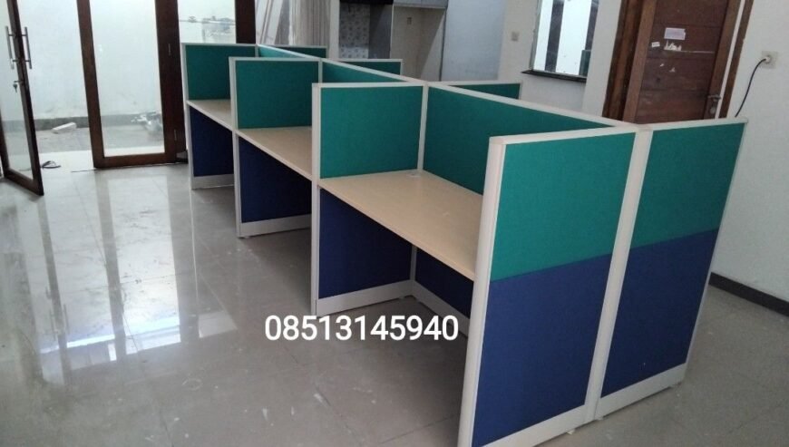 partisi kantor meja dan ruangan