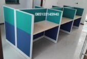 partisi kantor meja dan ruangan
