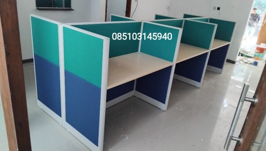 partisi kantor meja dan ruangan
